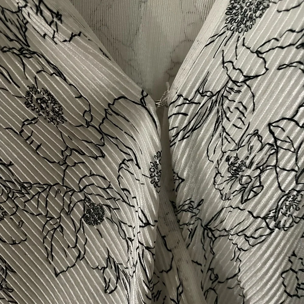 Astr Black & White Floral Puff Sleeve V-Neck Blouse M